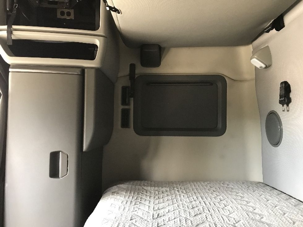 Sleeper Tractor-Heavy Duty Tractors-Volvo-2022-VNL64760-Reading-PA-615,049\n\t\tmiles-$ 59,000 - Image 19