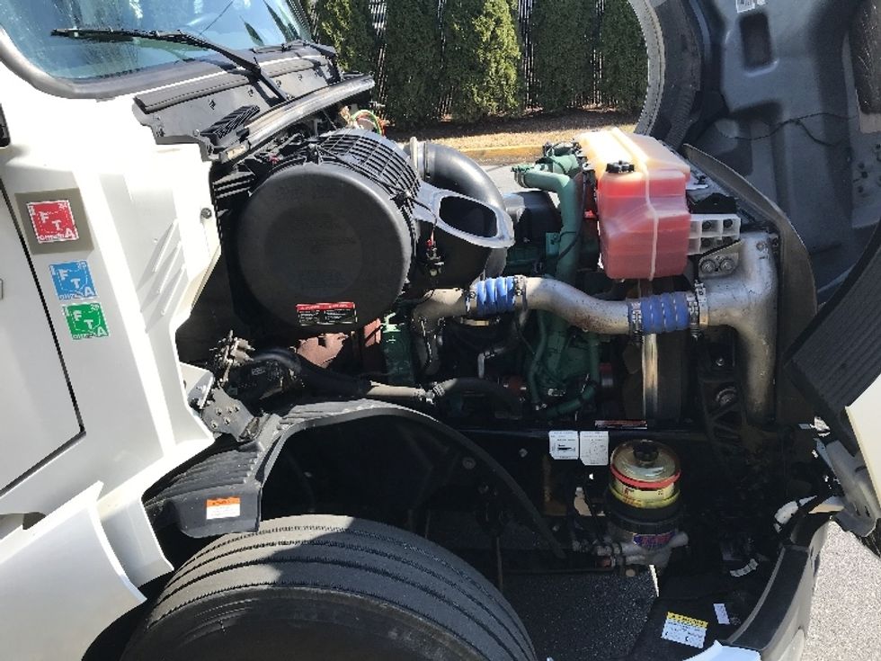 Sleeper Tractor-Heavy Duty Tractors-Volvo-2022-VNL64760-Reading-PA-615,049\n\t\tmiles-$ 59,000 - Image 20