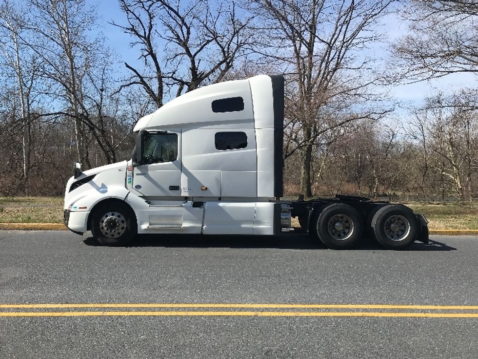 Sleeper Tractor-Heavy Duty Tractors-Volvo-2022-VNL64760-Reading-PA-615,049\n\t\tmiles-$ 59,000 - Image 4