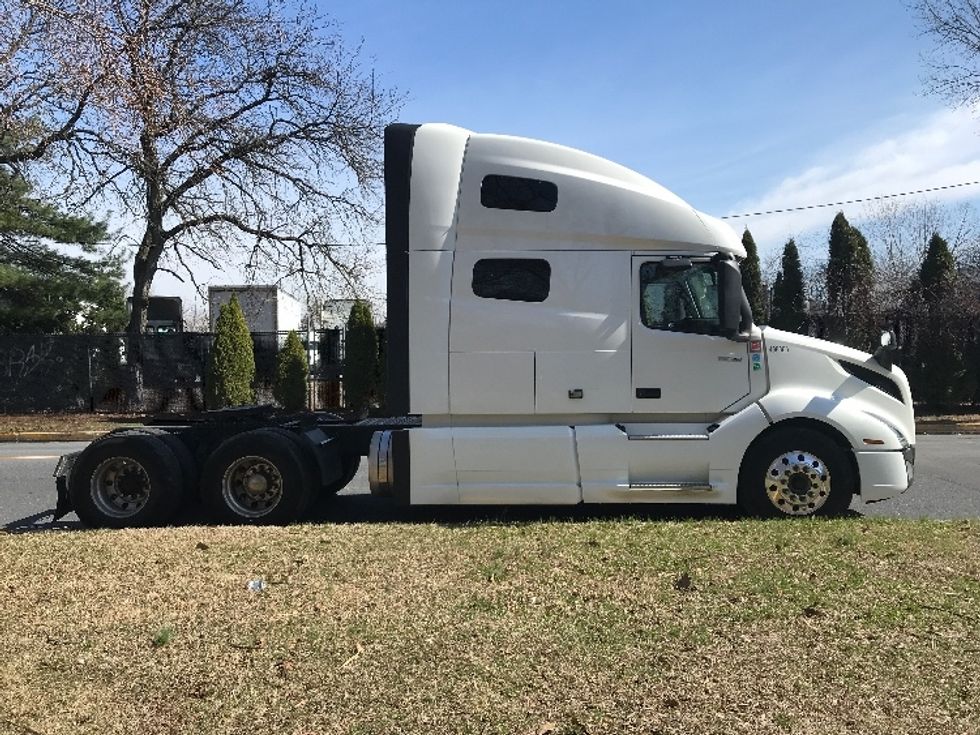Sleeper Tractor-Heavy Duty Tractors-Volvo-2022-VNL64760-Reading-PA-615,049\n\t\tmiles-$ 59,000 - Image 8