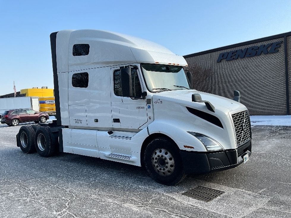 Sleeper Tractor-Heavy Duty Tractors-Volvo-2022-VNL64760-Reading-PA-619,014\n\t\tmiles-$ 58,500 - Image 1