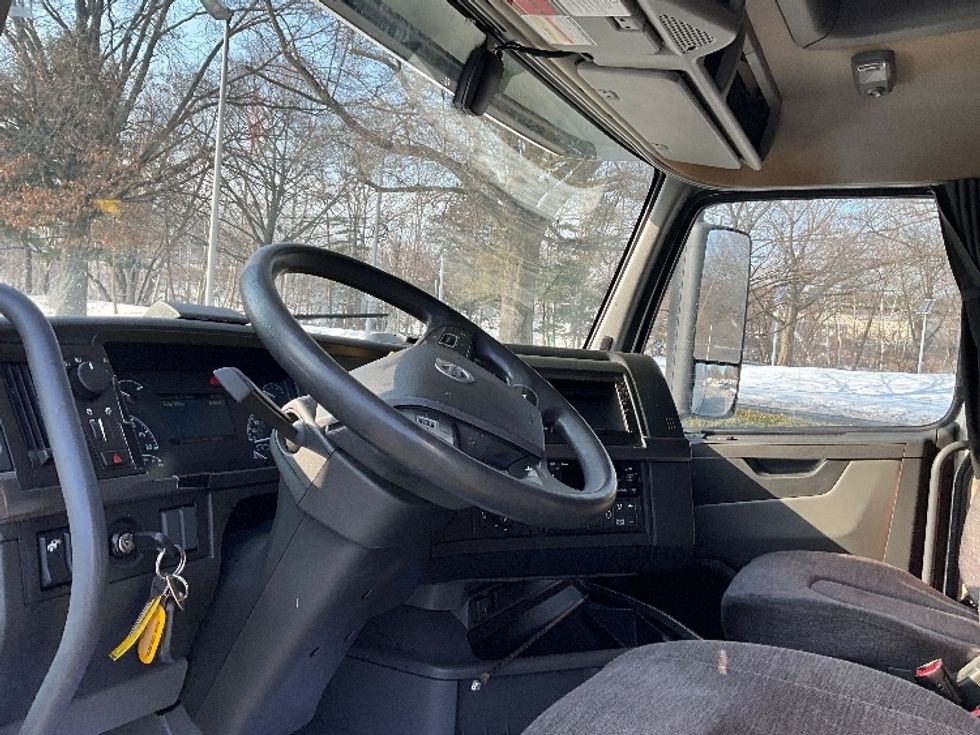 Sleeper Tractor-Heavy Duty Tractors-Volvo-2022-VNL64760-Reading-PA-619,014\n\t\tmiles-$ 58,500 - Image 10