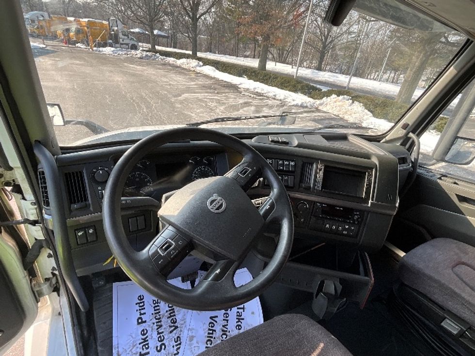 Sleeper Tractor-Heavy Duty Tractors-Volvo-2022-VNL64760-Reading-PA-619,014\n\t\tmiles-$ 58,500 - Image 11