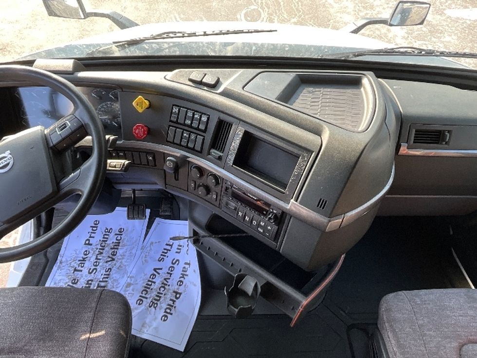 Sleeper Tractor-Heavy Duty Tractors-Volvo-2022-VNL64760-Reading-PA-619,014\n\t\tmiles-$ 58,500 - Image 12