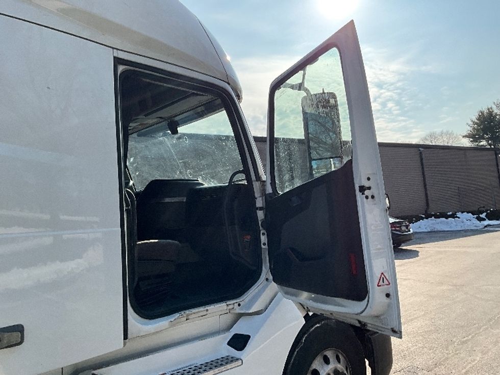 Sleeper Tractor-Heavy Duty Tractors-Volvo-2022-VNL64760-Reading-PA-619,014\n\t\tmiles-$ 58,500 - Image 13