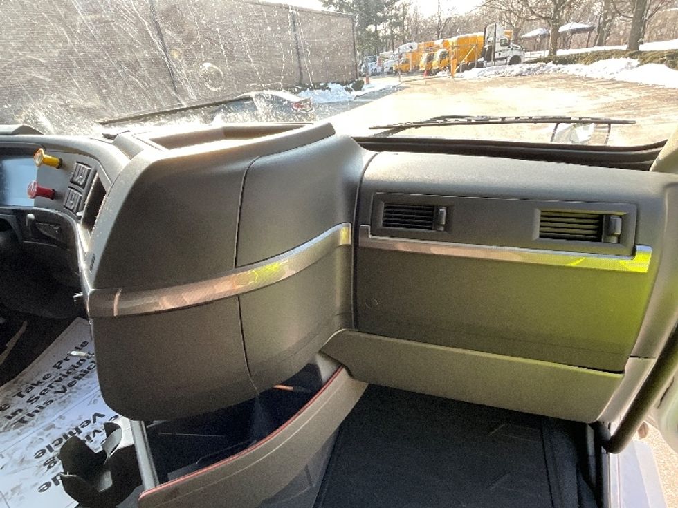 Sleeper Tractor-Heavy Duty Tractors-Volvo-2022-VNL64760-Reading-PA-619,014\n\t\tmiles-$ 58,500 - Image 14