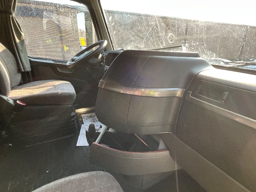 Sleeper Tractor-Heavy Duty Tractors-Volvo-2022-VNL64760-Reading-PA-619,014\n\t\tmiles-$ 58,500 - Image 15