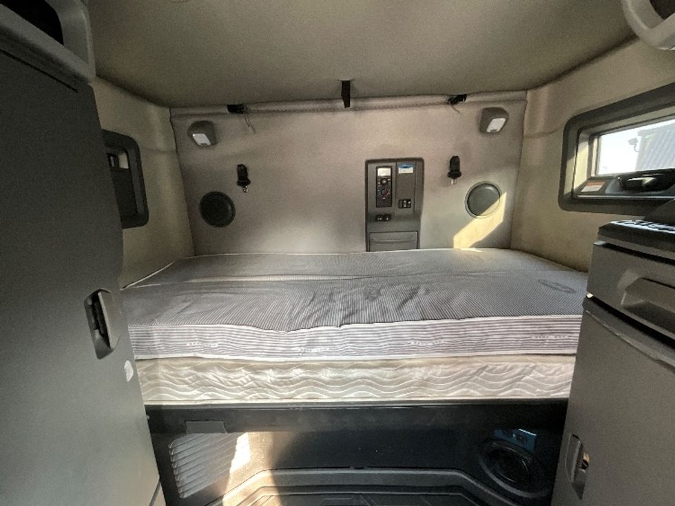 Sleeper Tractor-Heavy Duty Tractors-Volvo-2022-VNL64760-Reading-PA-619,014\n\t\tmiles-$ 58,500 - Image 16