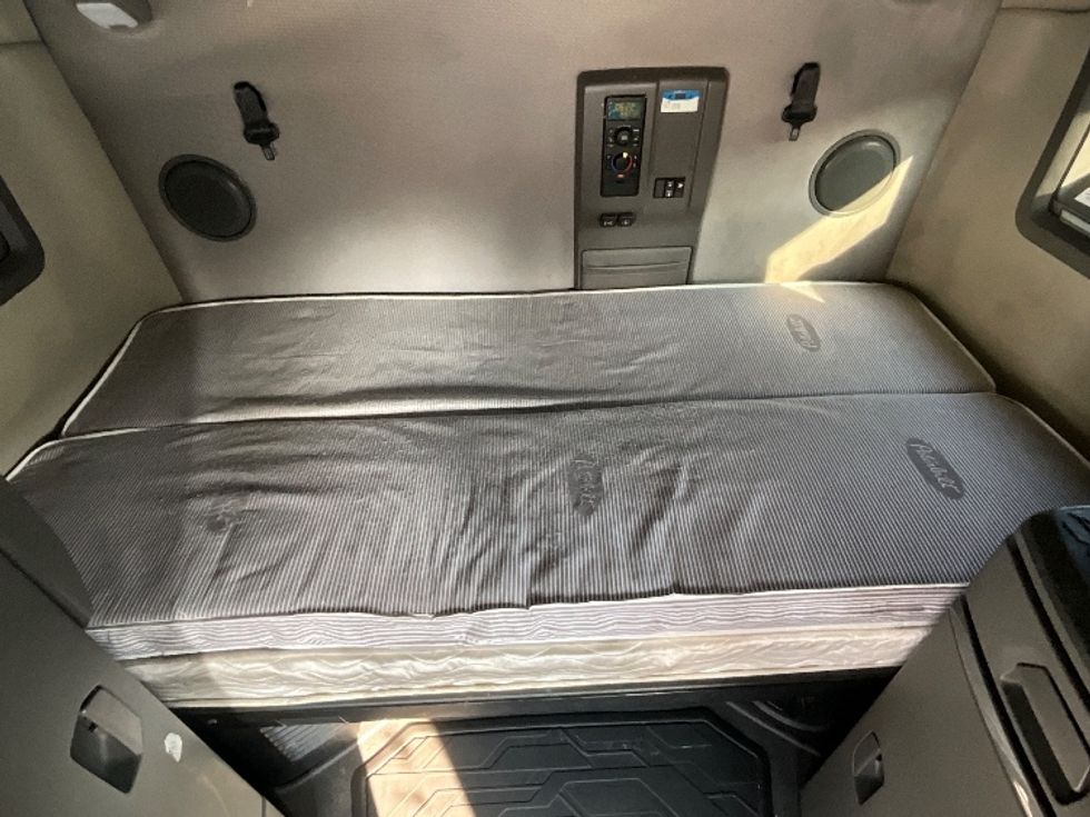 Sleeper Tractor-Heavy Duty Tractors-Volvo-2022-VNL64760-Reading-PA-619,014\n\t\tmiles-$ 58,500 - Image 17