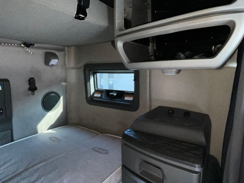 Sleeper Tractor-Heavy Duty Tractors-Volvo-2022-VNL64760-Reading-PA-619,014\n\t\tmiles-$ 58,500 - Image 18