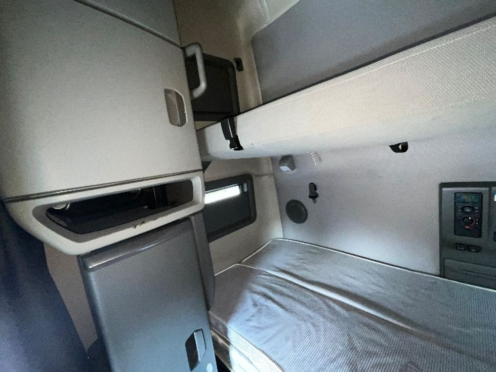 Sleeper Tractor-Heavy Duty Tractors-Volvo-2022-VNL64760-Reading-PA-619,014\n\t\tmiles-$ 58,500 - Image 19