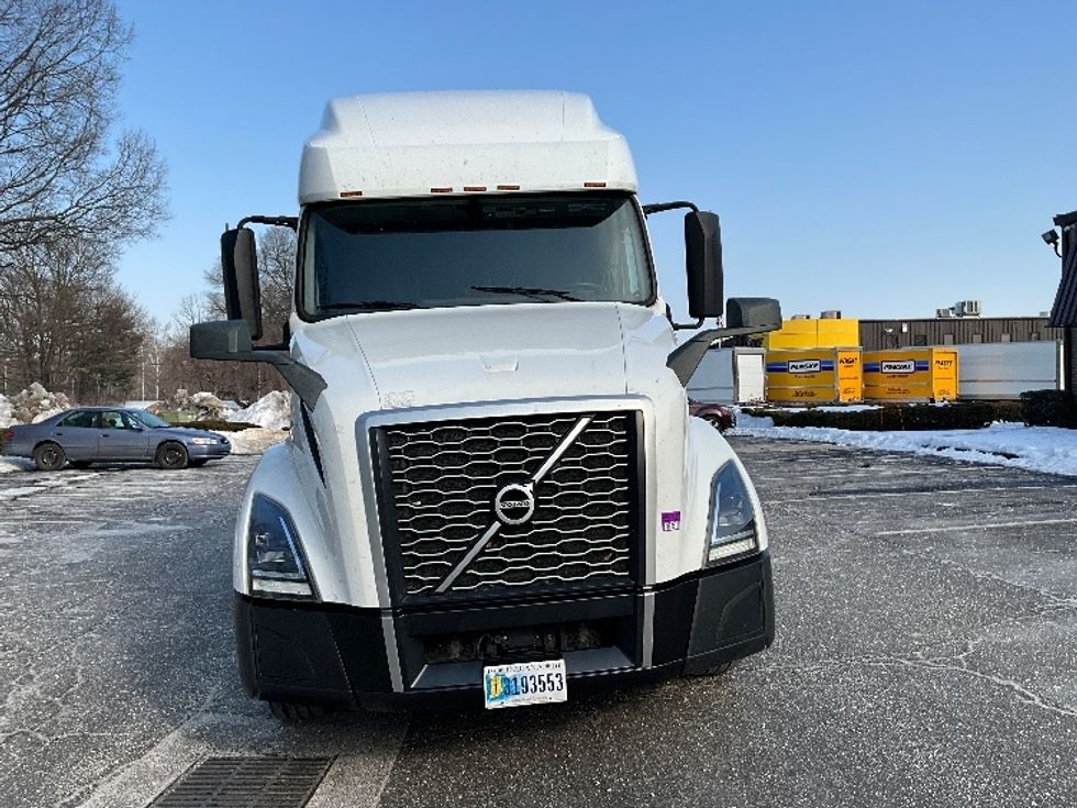 Sleeper Tractor-Heavy Duty Tractors-Volvo-2022-VNL64760-Reading-PA-619,014\n\t\tmiles-$ 58,500 - Image 2
