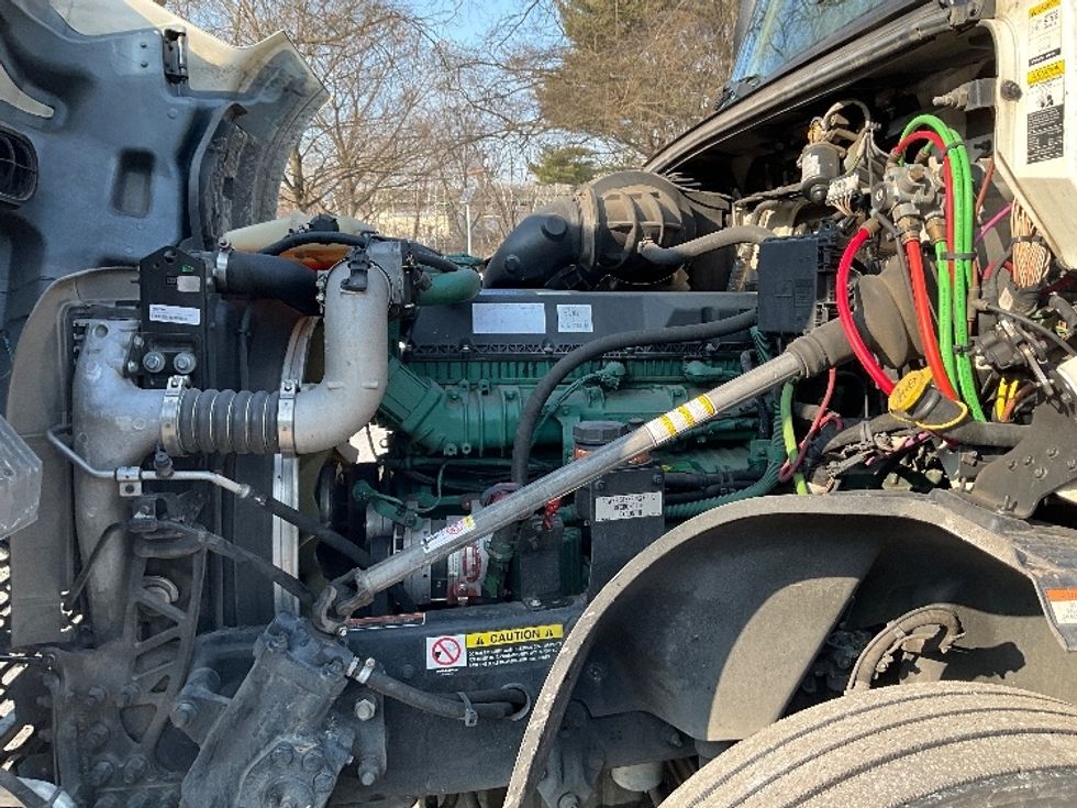 Sleeper Tractor-Heavy Duty Tractors-Volvo-2022-VNL64760-Reading-PA-619,014\n\t\tmiles-$ 58,500 - Image 21