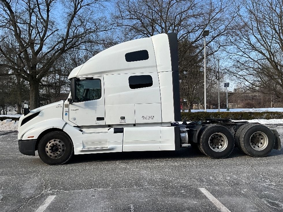 Sleeper Tractor-Heavy Duty Tractors-Volvo-2022-VNL64760-Reading-PA-619,014\n\t\tmiles-$ 58,500 - Image 4