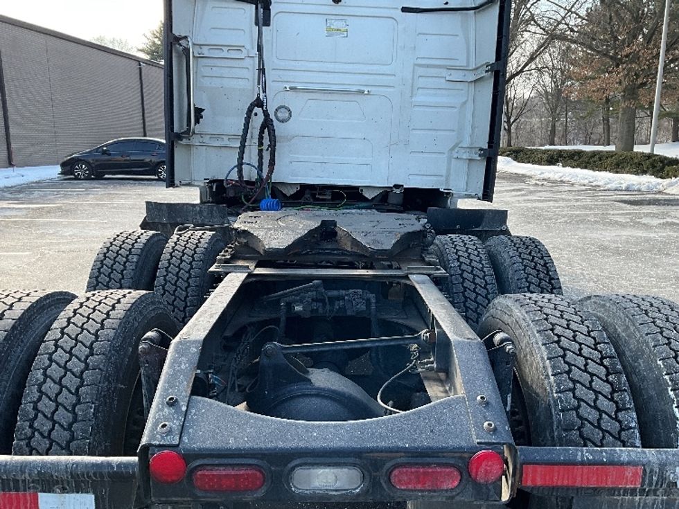 Sleeper Tractor-Heavy Duty Tractors-Volvo-2022-VNL64760-Reading-PA-619,014\n\t\tmiles-$ 58,500 - Image 6