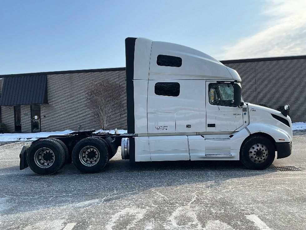 Sleeper Tractor-Heavy Duty Tractors-Volvo-2022-VNL64760-Reading-PA-619,014\n\t\tmiles-$ 58,500 - Image 8