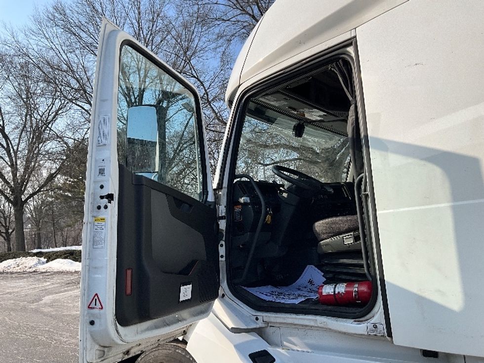 Sleeper Tractor-Heavy Duty Tractors-Volvo-2022-VNL64760-Reading-PA-619,014\n\t\tmiles-$ 58,500 - Image 9