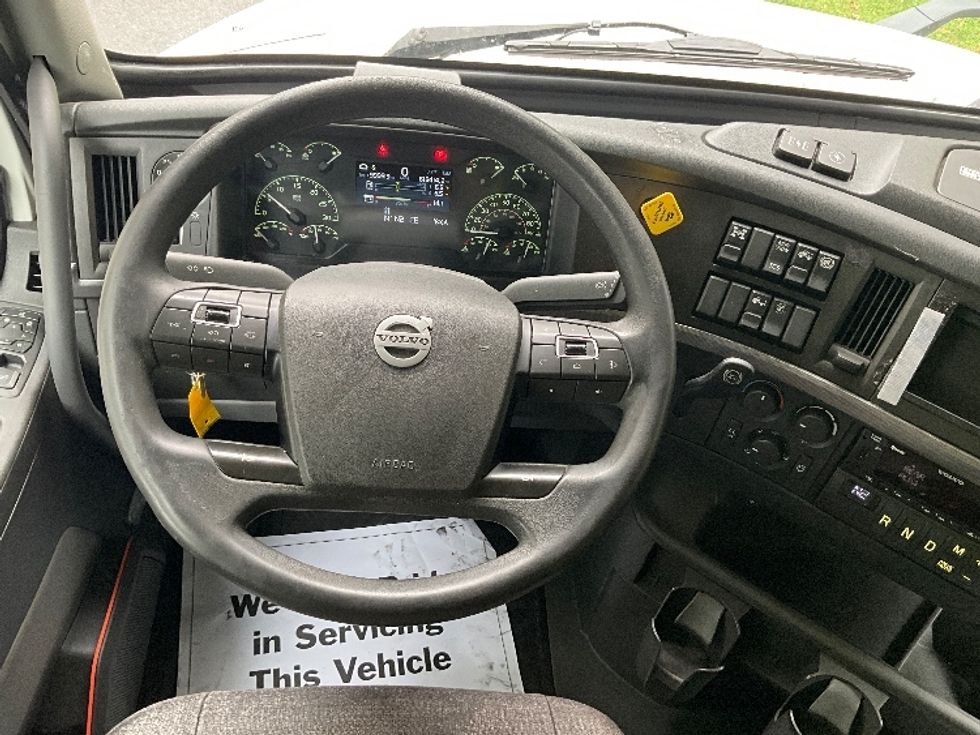 Sleeper Tractor-Heavy Duty Tractors-Volvo-2022-VNL64760-Reading-PA-619,412\n\t\tmiles-$ 62,250 - Image 10