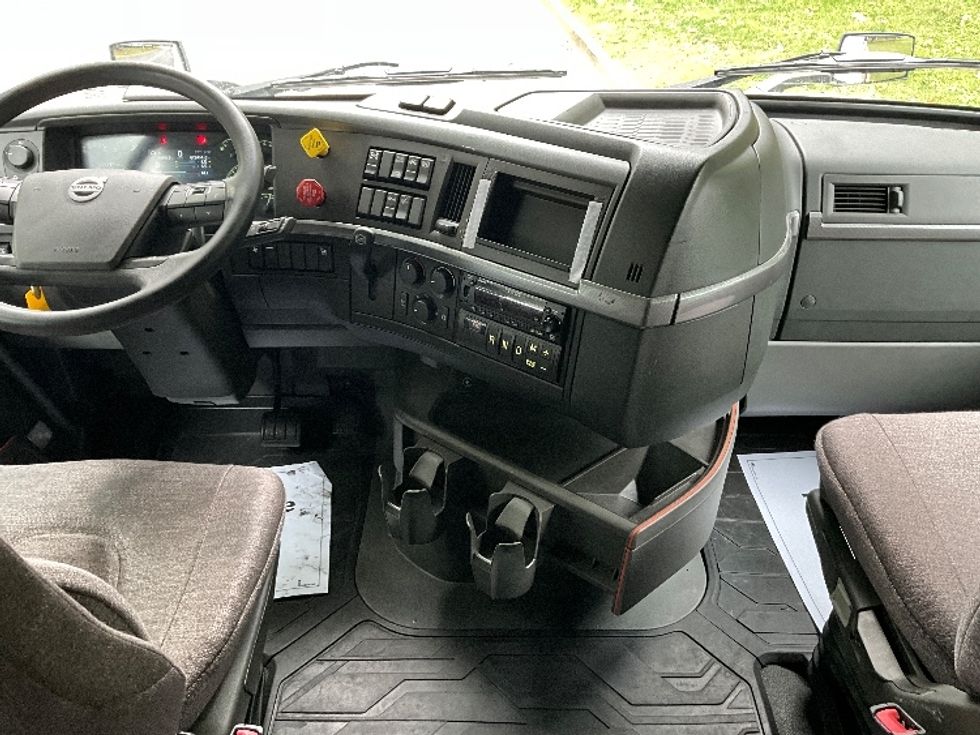 Sleeper Tractor-Heavy Duty Tractors-Volvo-2022-VNL64760-Reading-PA-619,412\n\t\tmiles-$ 62,250 - Image 11