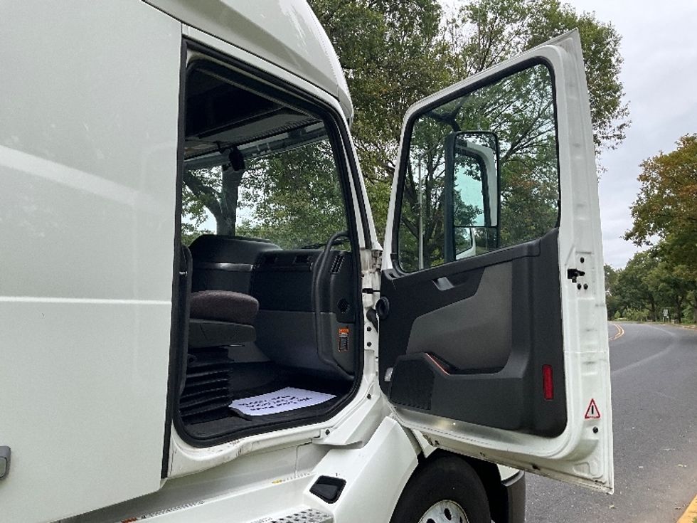 Sleeper Tractor-Heavy Duty Tractors-Volvo-2022-VNL64760-Reading-PA-619,412\n\t\tmiles-$ 62,250 - Image 12