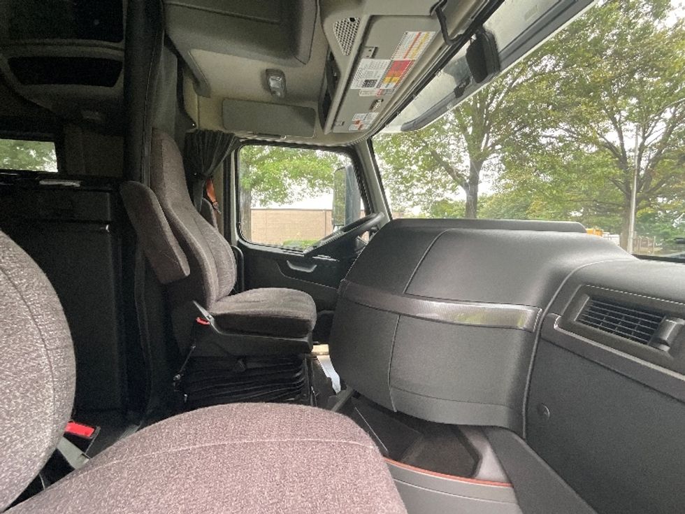 Sleeper Tractor-Heavy Duty Tractors-Volvo-2022-VNL64760-Reading-PA-619,412\n\t\tmiles-$ 62,250 - Image 14