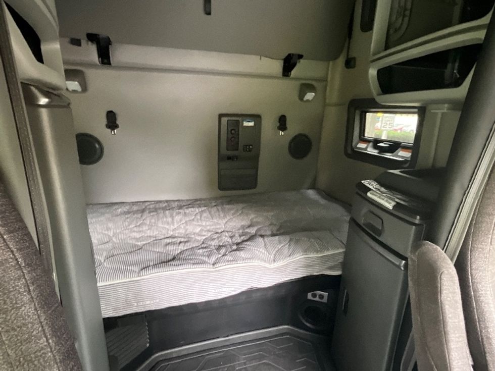 Sleeper Tractor-Heavy Duty Tractors-Volvo-2022-VNL64760-Reading-PA-619,412\n\t\tmiles-$ 62,250 - Image 15