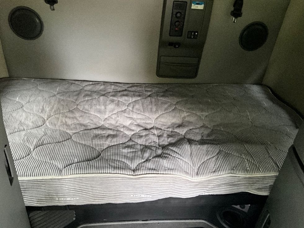 Sleeper Tractor-Heavy Duty Tractors-Volvo-2022-VNL64760-Reading-PA-619,412\n\t\tmiles-$ 62,250 - Image 16