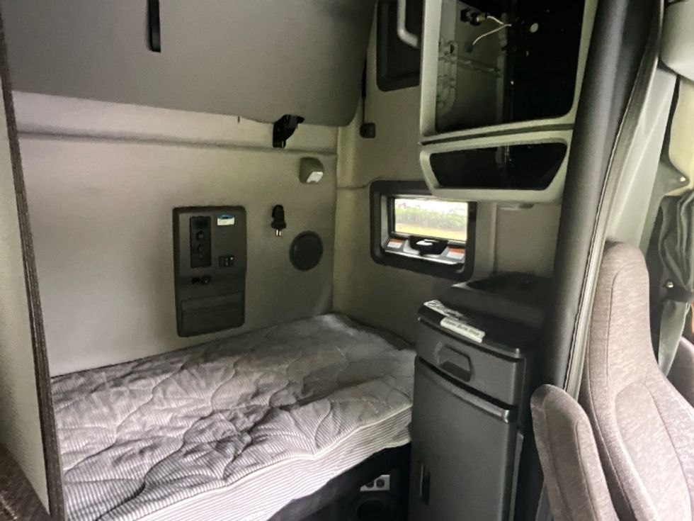 Sleeper Tractor-Heavy Duty Tractors-Volvo-2022-VNL64760-Reading-PA-619,412\n\t\tmiles-$ 62,250 - Image 17