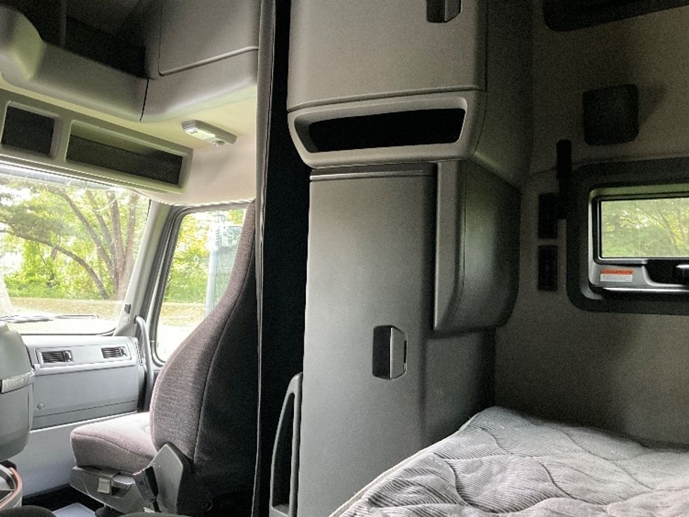 Sleeper Tractor-Heavy Duty Tractors-Volvo-2022-VNL64760-Reading-PA-619,412\n\t\tmiles-$ 62,250 - Image 18