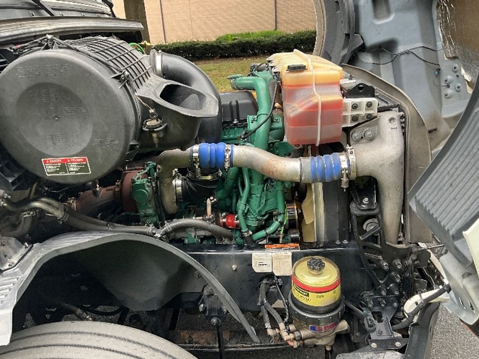 Sleeper Tractor-Heavy Duty Tractors-Volvo-2022-VNL64760-Reading-PA-619,412\n\t\tmiles-$ 62,250 - Image 19