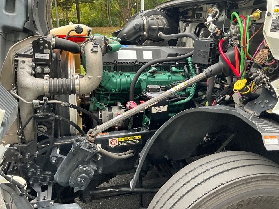 Sleeper Tractor-Heavy Duty Tractors-Volvo-2022-VNL64760-Reading-PA-619,412\n\t\tmiles-$ 62,250 - Image 20