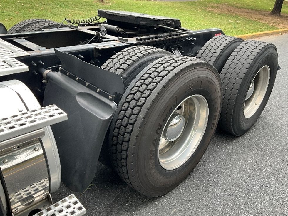 Sleeper Tractor-Heavy Duty Tractors-Volvo-2022-VNL64760-Reading-PA-619,412\n\t\tmiles-$ 62,250 - Image 21