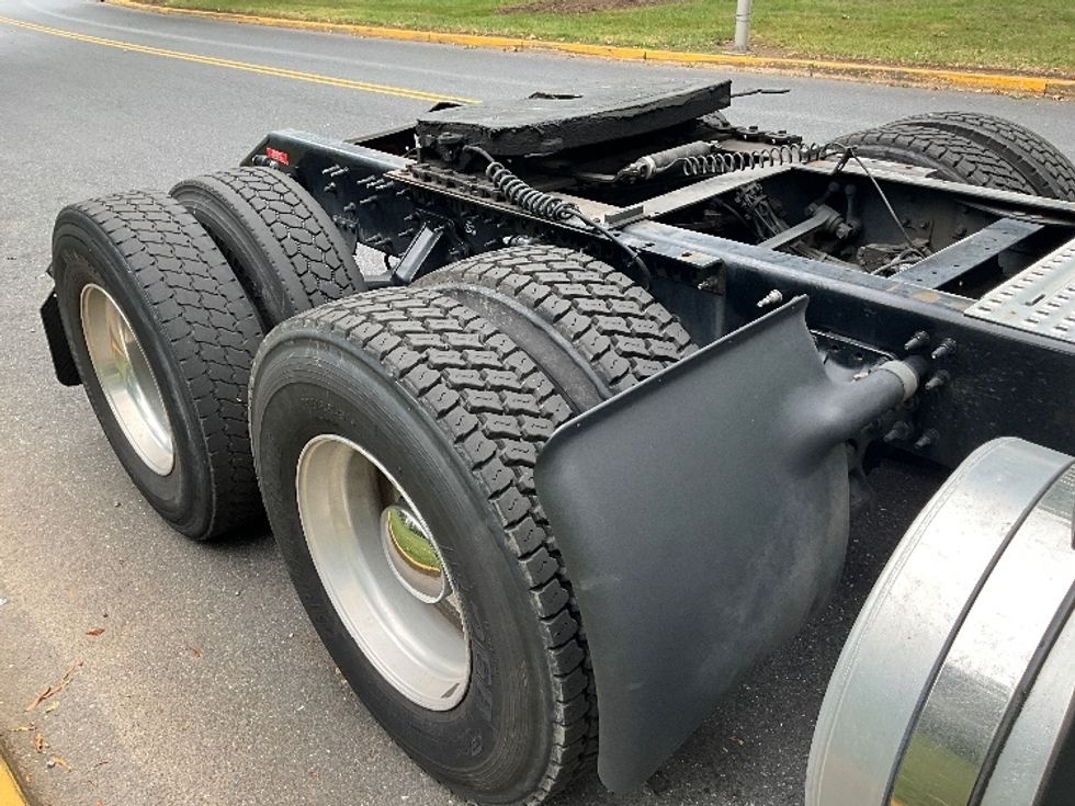 Sleeper Tractor-Heavy Duty Tractors-Volvo-2022-VNL64760-Reading-PA-619,412\n\t\tmiles-$ 62,250 - Image 22