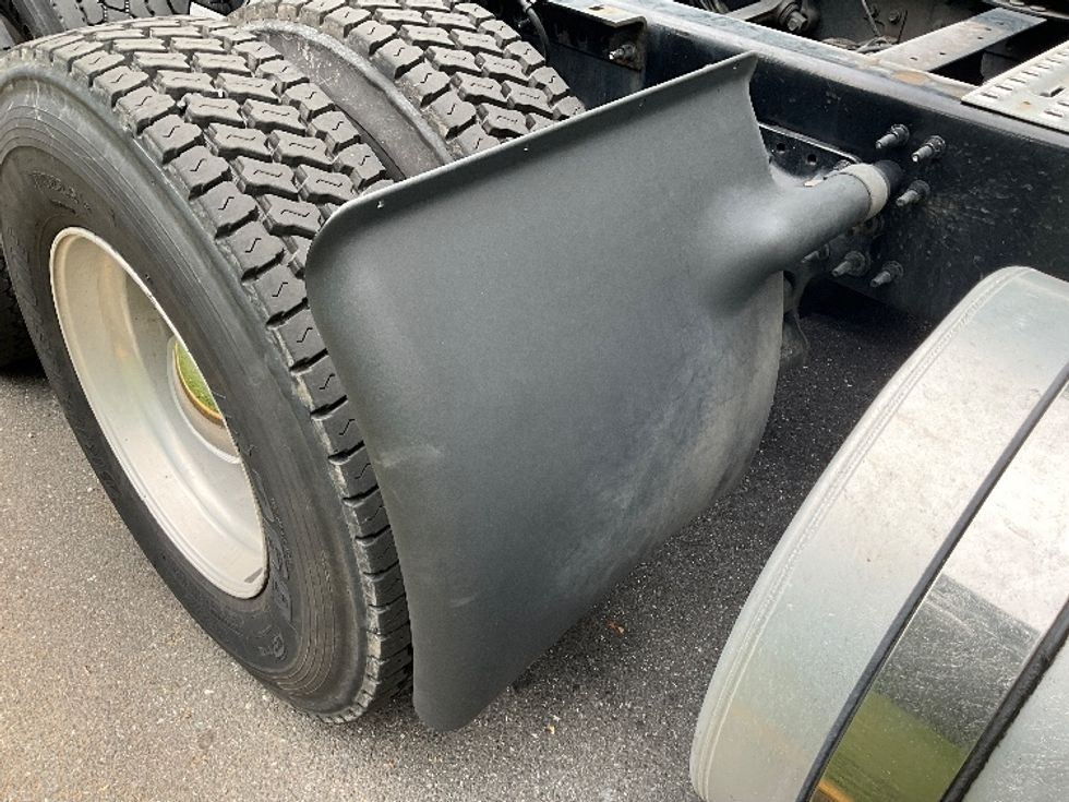 Sleeper Tractor-Heavy Duty Tractors-Volvo-2022-VNL64760-Reading-PA-619,412\n\t\tmiles-$ 62,250 - Image 24