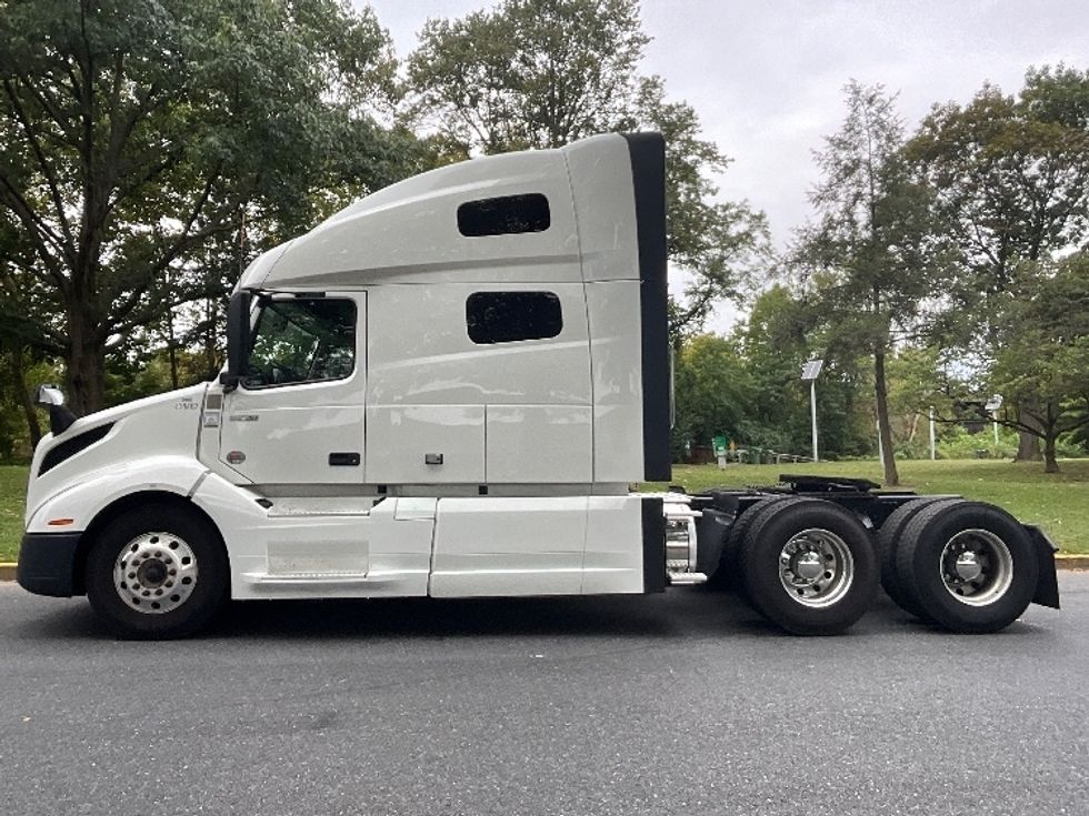 2022 Volvo Truck VNL photo 4