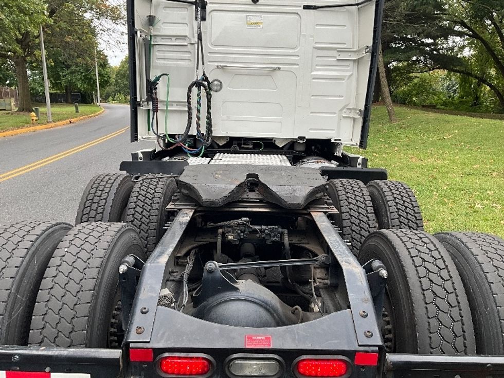 Sleeper Tractor-Heavy Duty Tractors-Volvo-2022-VNL64760-Reading-PA-619,412\n\t\tmiles-$ 62,250 - Image 6