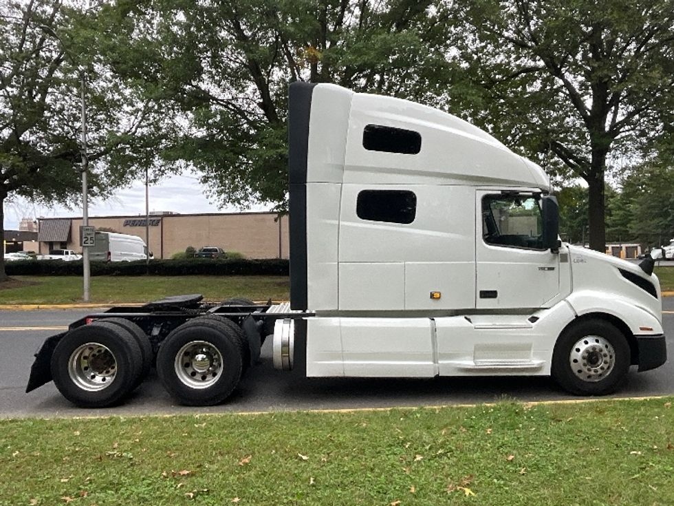 Sleeper Tractor-Heavy Duty Tractors-Volvo-2022-VNL64760-Reading-PA-619,412\n\t\tmiles-$ 62,250 - Image 8