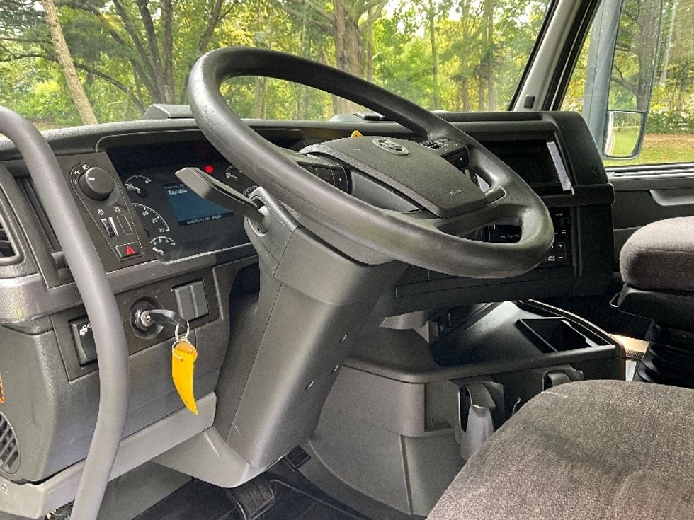 Sleeper Tractor-Heavy Duty Tractors-Volvo-2022-VNL64760-Reading-PA-619,412\n\t\tmiles-$ 62,250 - Image 9