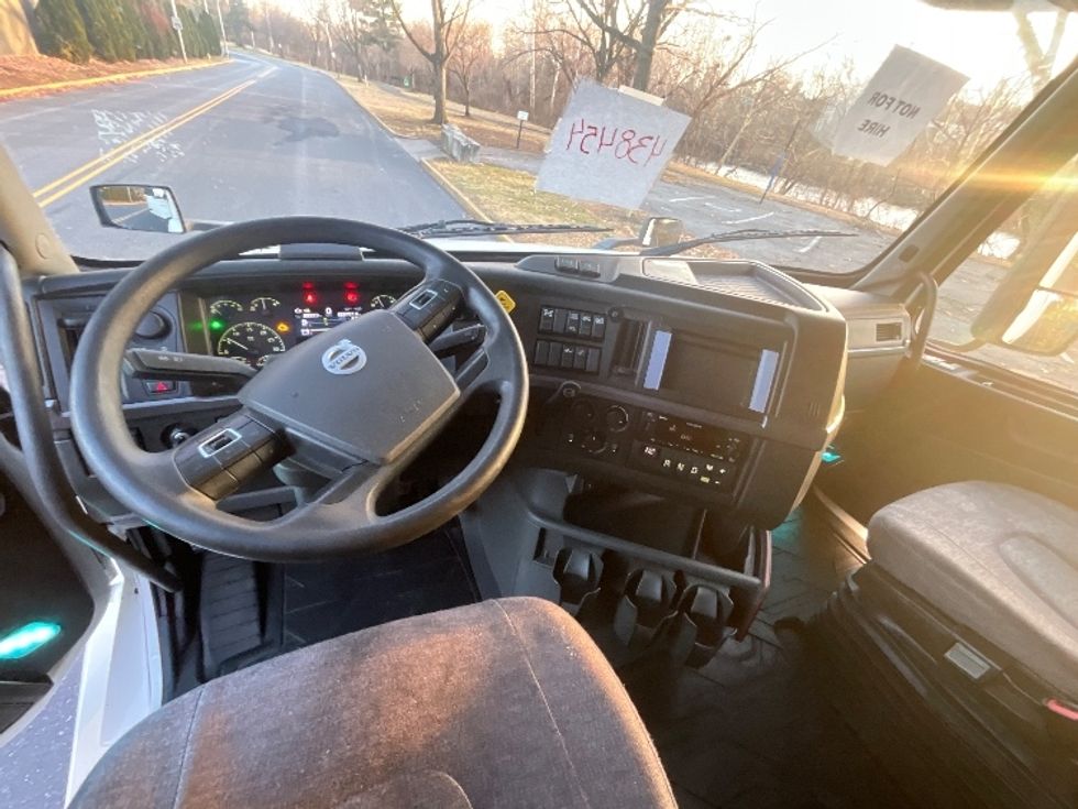 Sleeper Tractor-Heavy Duty Tractors-Volvo-2022-VNL64760-Reading-PA-629,710\n\t\tmiles-$ 57,500 - Image 11