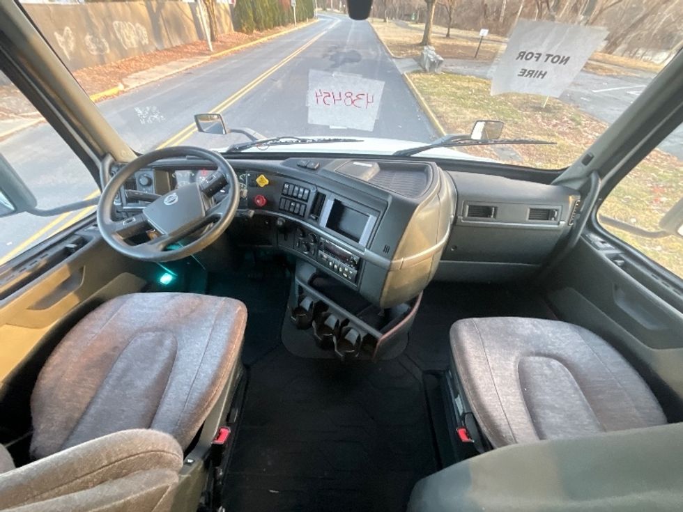 Sleeper Tractor-Heavy Duty Tractors-Volvo-2022-VNL64760-Reading-PA-629,710\n\t\tmiles-$ 57,500 - Image 12
