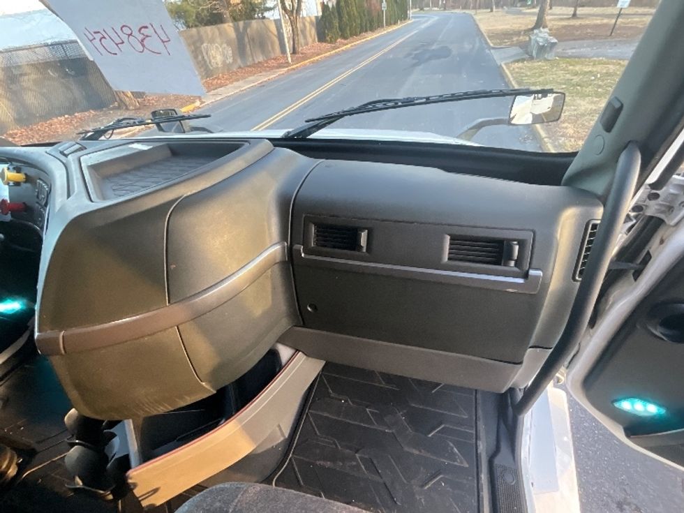 Sleeper Tractor-Heavy Duty Tractors-Volvo-2022-VNL64760-Reading-PA-629,710\n\t\tmiles-$ 57,500 - Image 14