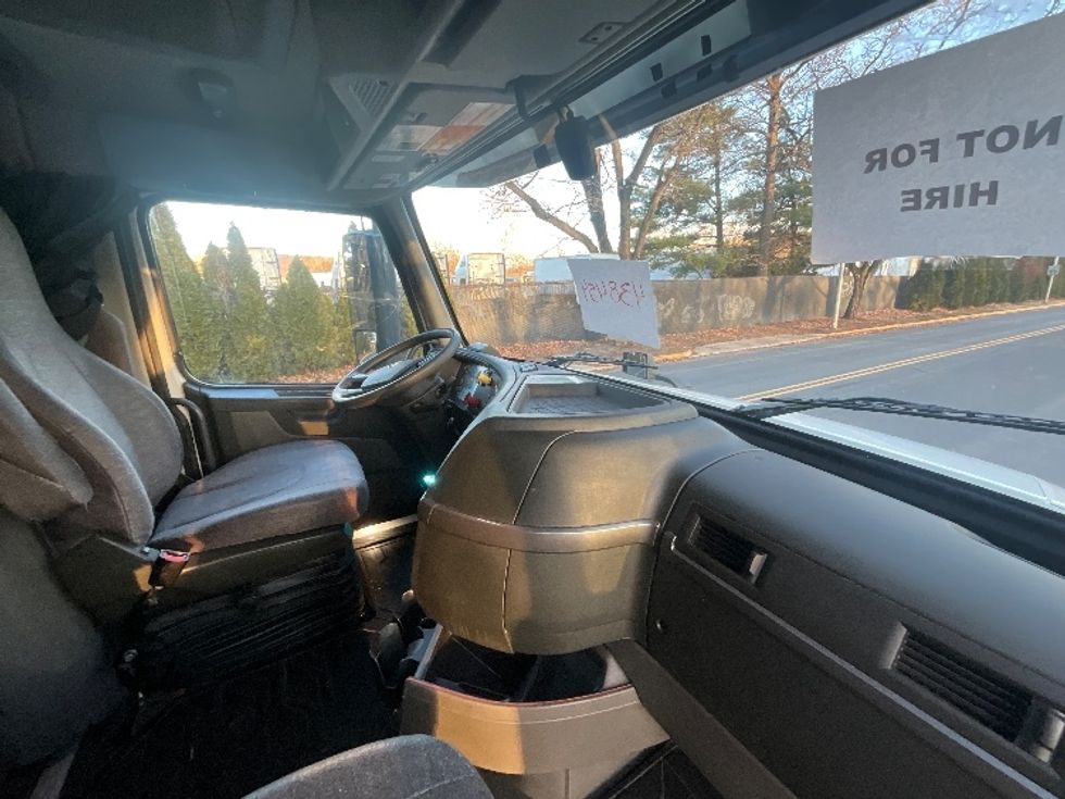 Sleeper Tractor-Heavy Duty Tractors-Volvo-2022-VNL64760-Reading-PA-629,710\n\t\tmiles-$ 57,500 - Image 15