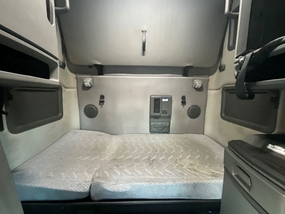 Sleeper Tractor-Heavy Duty Tractors-Volvo-2022-VNL64760-Reading-PA-629,710\n\t\tmiles-$ 57,500 - Image 16