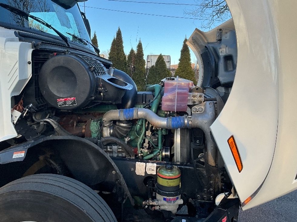 Sleeper Tractor-Heavy Duty Tractors-Volvo-2022-VNL64760-Reading-PA-629,710\n\t\tmiles-$ 57,500 - Image 20