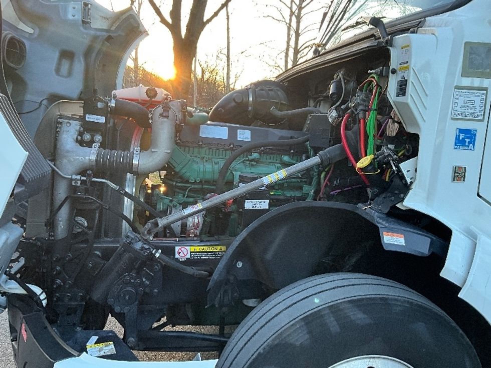 Sleeper Tractor-Heavy Duty Tractors-Volvo-2022-VNL64760-Reading-PA-629,710\n\t\tmiles-$ 57,500 - Image 21