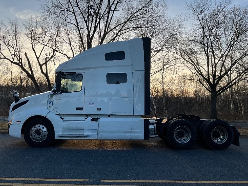 Sleeper Tractor-Heavy Duty Tractors-Volvo-2022-VNL64760-Reading-PA-629,710\n\t\tmiles-$ 57,500 - Image 4