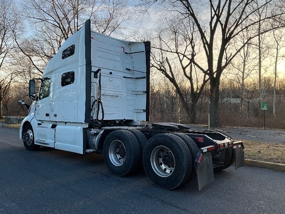 Sleeper Tractor-Heavy Duty Tractors-Volvo-2022-VNL64760-Reading-PA-629,710\n\t\tmiles-$ 57,500 - Image 5