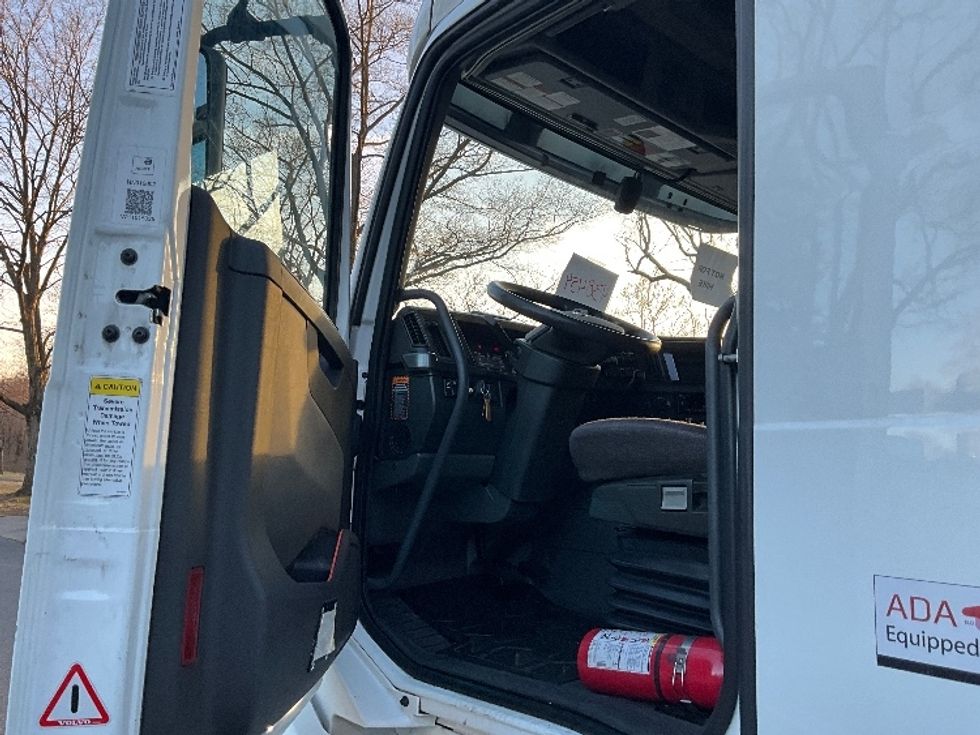 Sleeper Tractor-Heavy Duty Tractors-Volvo-2022-VNL64760-Reading-PA-629,710\n\t\tmiles-$ 57,500 - Image 9