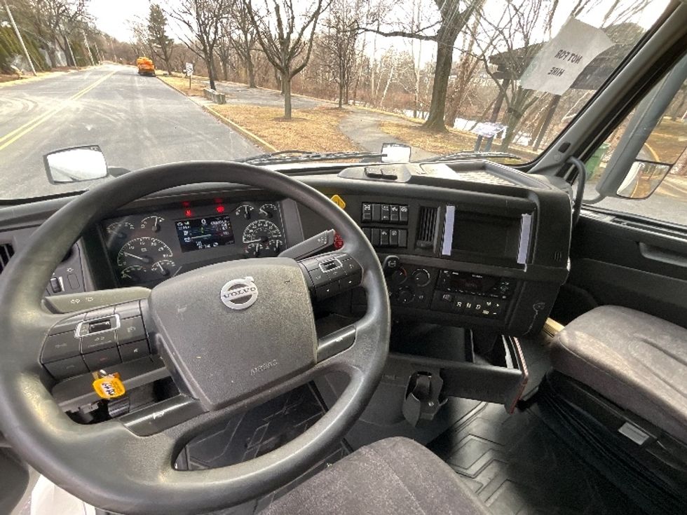 Sleeper Tractor-Heavy Duty Tractors-Volvo-2022-VNL64760-Reading-PA-630,203\n\t\tmiles-$ 57,500 - Image 10