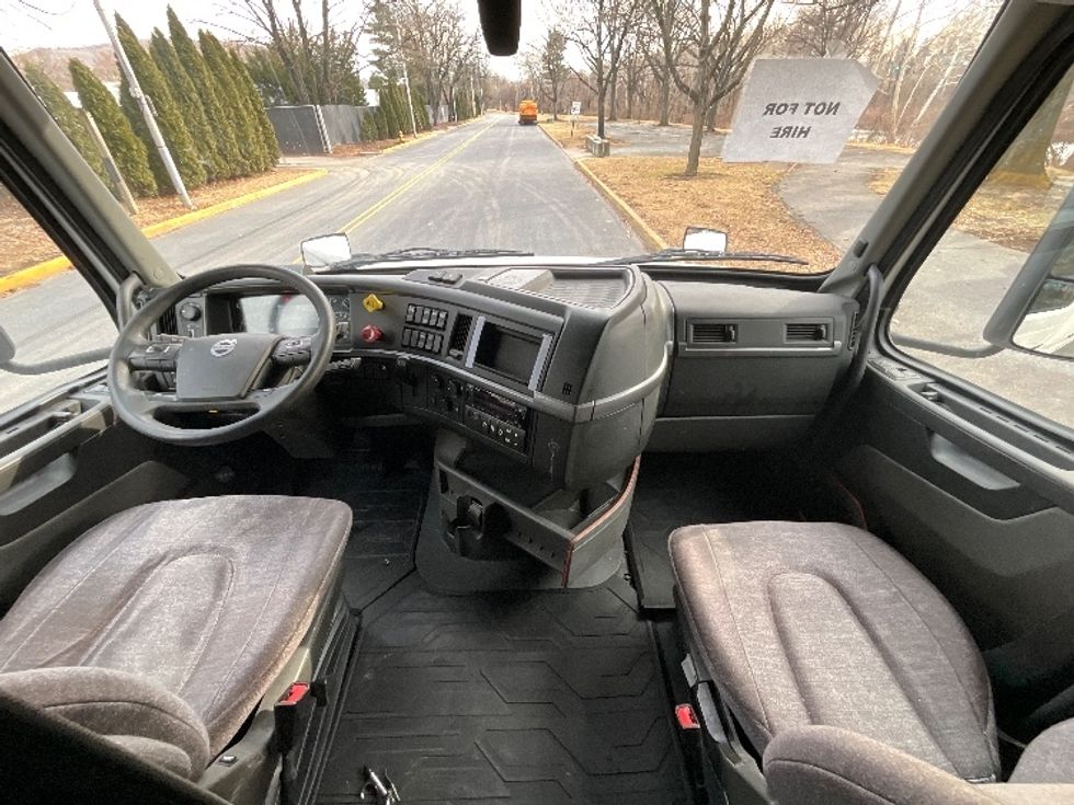 Sleeper Tractor-Heavy Duty Tractors-Volvo-2022-VNL64760-Reading-PA-630,203\n\t\tmiles-$ 57,500 - Image 12